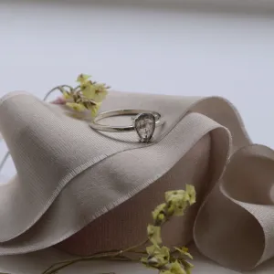 Zlatý prsten se salt and pepper diamantovou kapkou BERTA Thumbnail