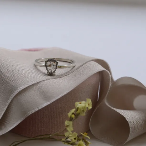 Zlatý prsten se salt and pepper diamantovou kapkou BERTA Image