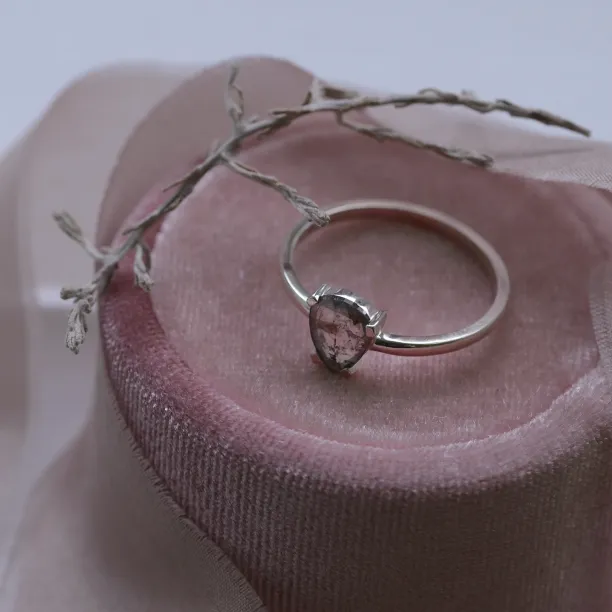 Zlatý prsten se salt and pepper diamantovou kapkou BERTA Image