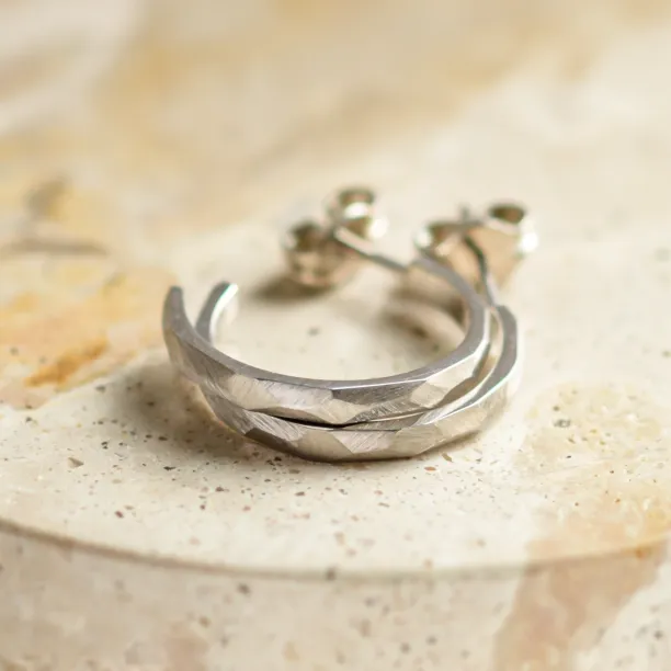 Zlaté kruhové náušnice s tepaným povrchem ISLA Image