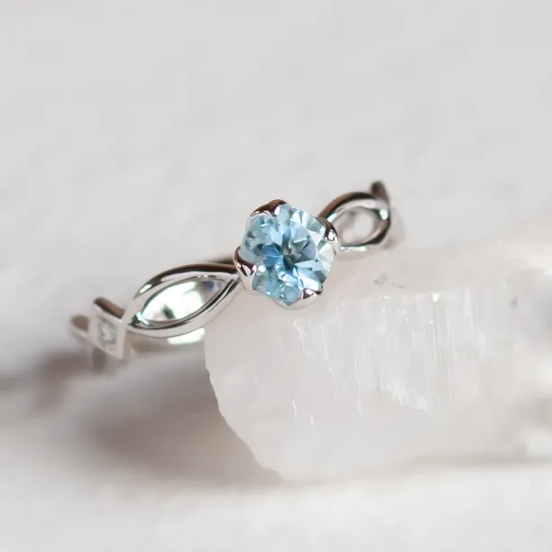 Zlatý prsten s akvamarínem a diamanty QUEEN Image