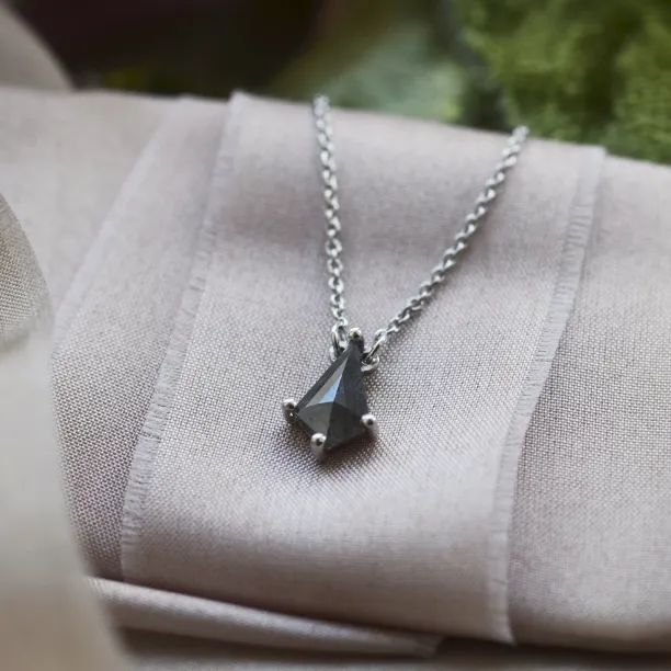 Zlatý přívěsek s diamantem salt and pepper SYDNEI Image