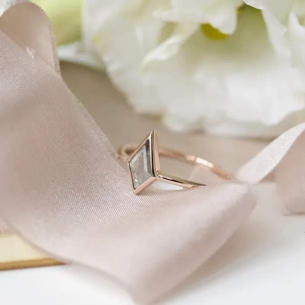 Solid gold ring with salt and pepper diamond STEW Image