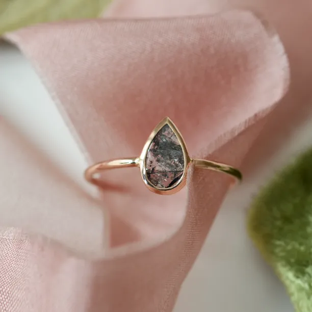 Minimalist gold ring with salt and pepper diamond REED Image