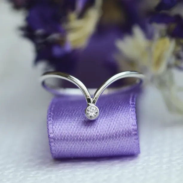 Minimalistický zlatý prsten s diamantem CAREN Image