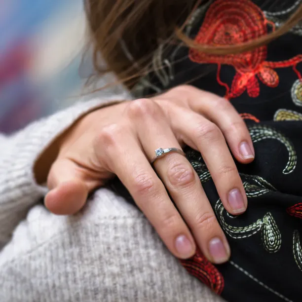 Netradiční zásnubní prsten s diamantem a povrchem stromové kůry RIA Image