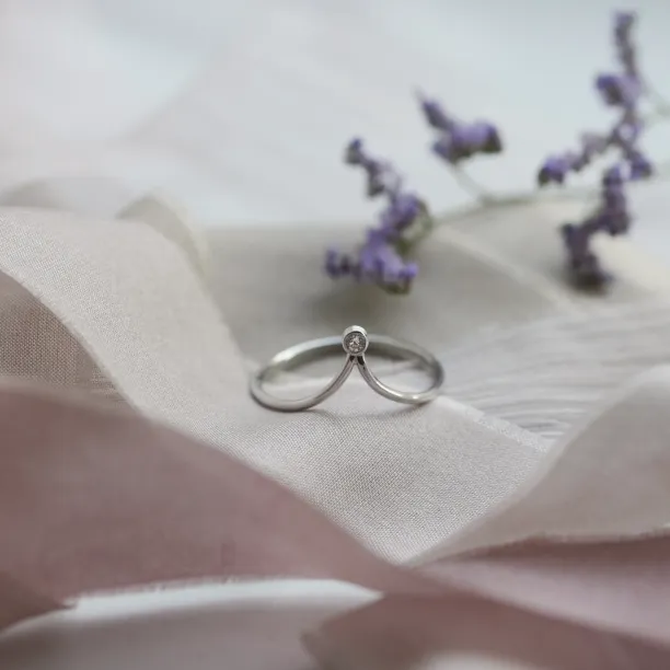 Minimalistický zlatý prsten s diamantem CAREN Image