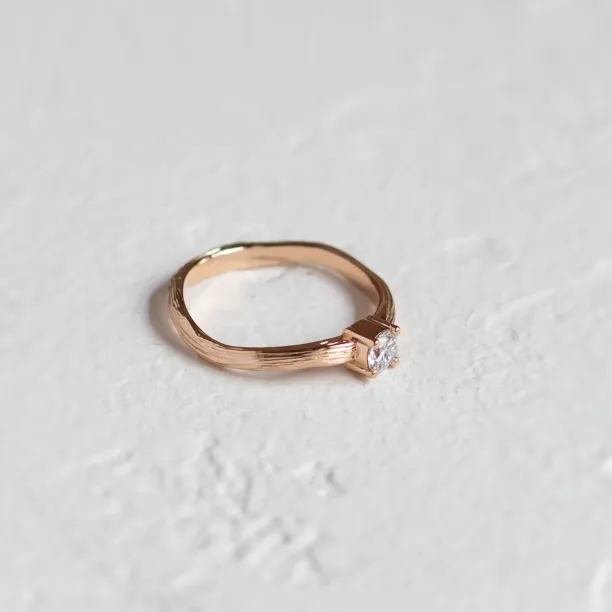 Netradiční zásnubní prsten s diamantem a povrchem stromové kůry RIA Image