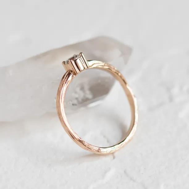 Netradiční zásnubní prsten s diamantem a povrchem stromové kůry RIA Image