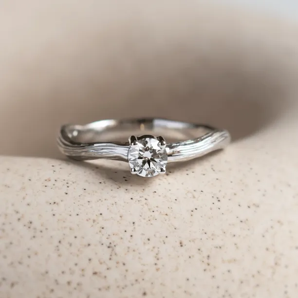 Netradiční zásnubní prsten s diamantem a povrchem stromové kůry RIA Image