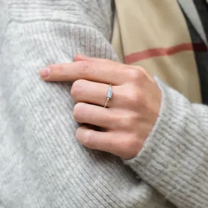 Originální zásnubní prsten s moissanity GLOW Thumbnail