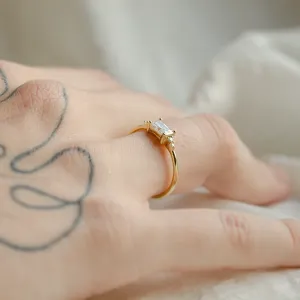 Originální zásnubní prsten s moissanity GLOW Thumbnail