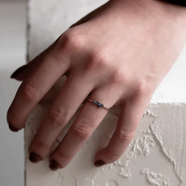 Zlatý minimalistický prsten se safíry CLUSTER Image