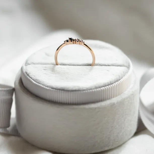 Zlatý minimalistický prsten se safíry CLUSTER Image