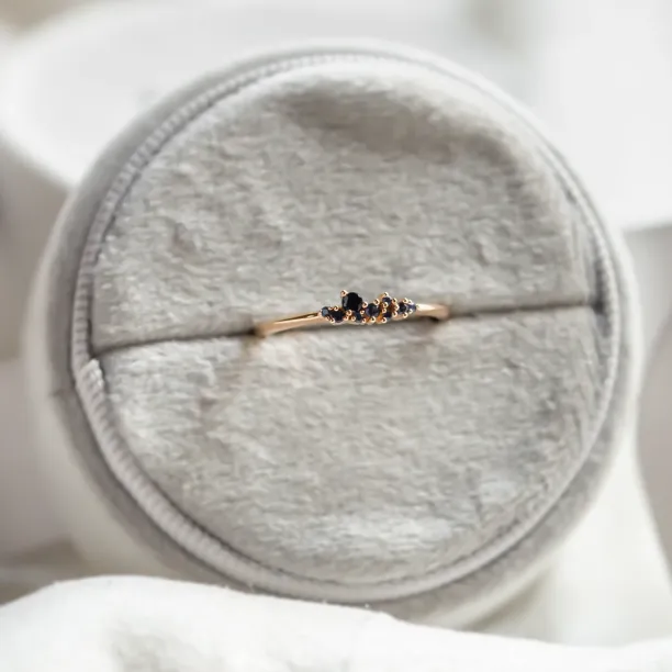 Zlatý minimalistický prsten se safíry CLUSTER Image