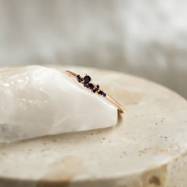 Zlatý minimalistický prsten se safíry CLUSTER Image