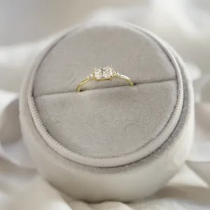 Originální zásnubní prsten s moissanity GLOW Thumbnail