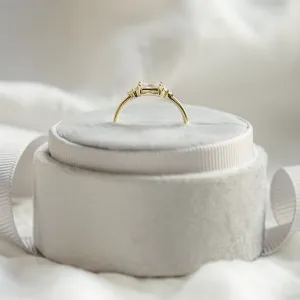 Originální zásnubní prsten s moissanity GLOW Thumbnail