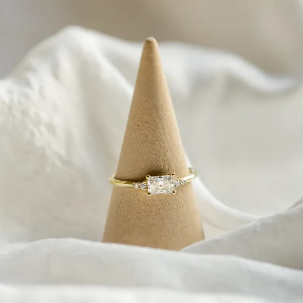 Originální zásnubní prsten s moissanity GLOW Image