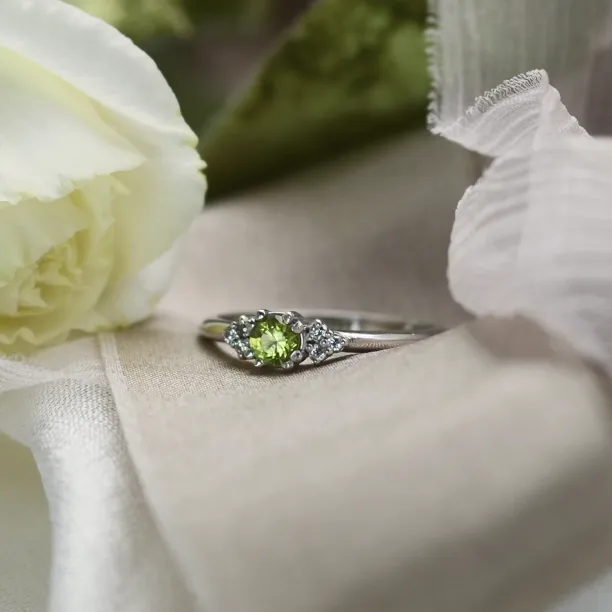 Zlatý prsten s drahokamem peridot a diamanty MONNY Image