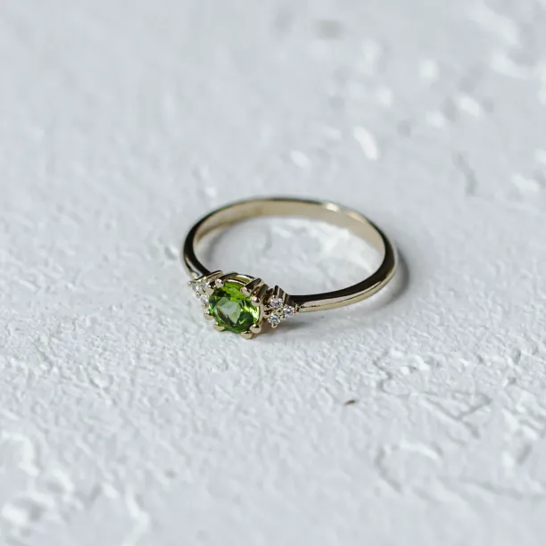 Zlatý prsten s drahokamem peridot a diamanty MONNY Image