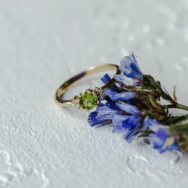 Zlatý prsten s drahokamem peridot a diamanty MONNY Image