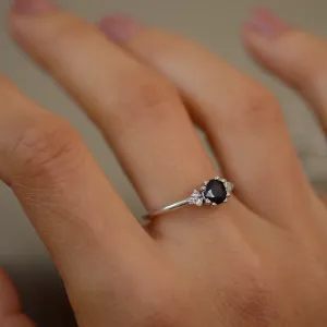 Zlatý prsten s kulatým safírem a diamanty MONNY Thumbnail