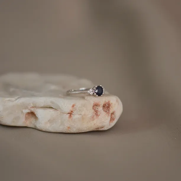 Zlatý prsten s kulatým safírem a diamanty MONNY Image