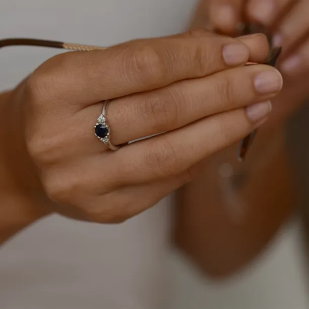 Zlatý prsten s kulatým safírem a diamanty MONNY Image