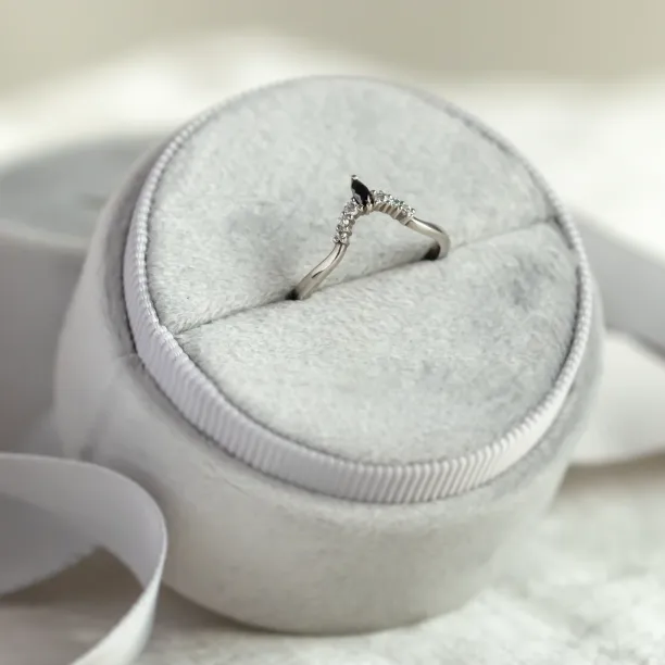 Zlatý prsten ve tvaru koruny se safírem CROWN Image