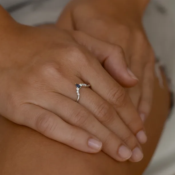 Zlatý prsten ve tvaru koruny se safírem CROWN Image