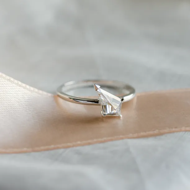 Netradiční zlatý prsten s kite moissanitem JODIE Image