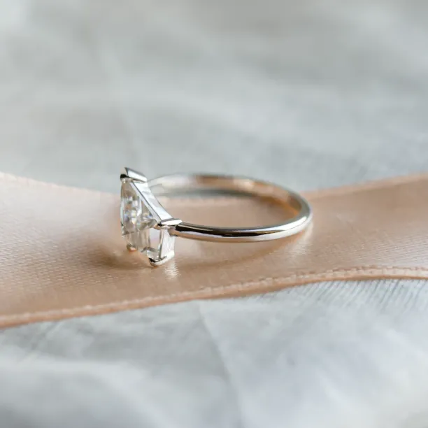 Netradiční zlatý prsten s kite moissanitem JODIE Image