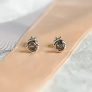 Minimalist gold earrings with salt and pepper diamonds LOLI