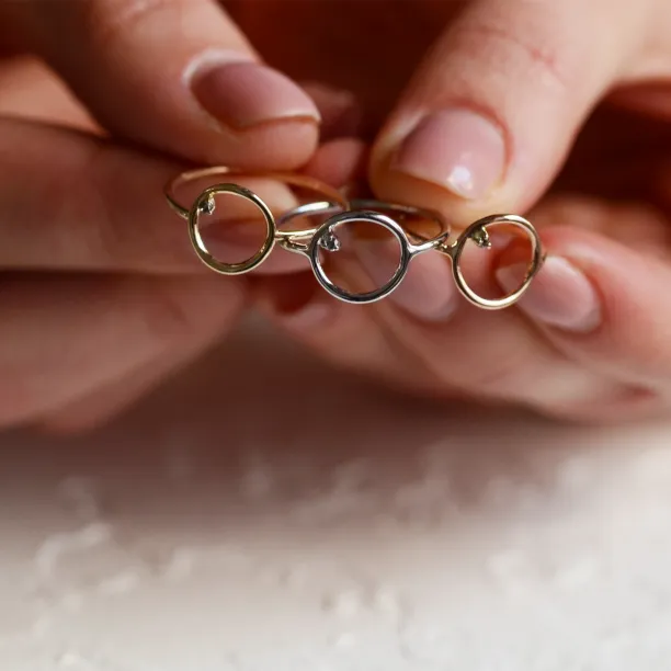 Gold minimalist ring with salt and pepper diamond MERIDA Image