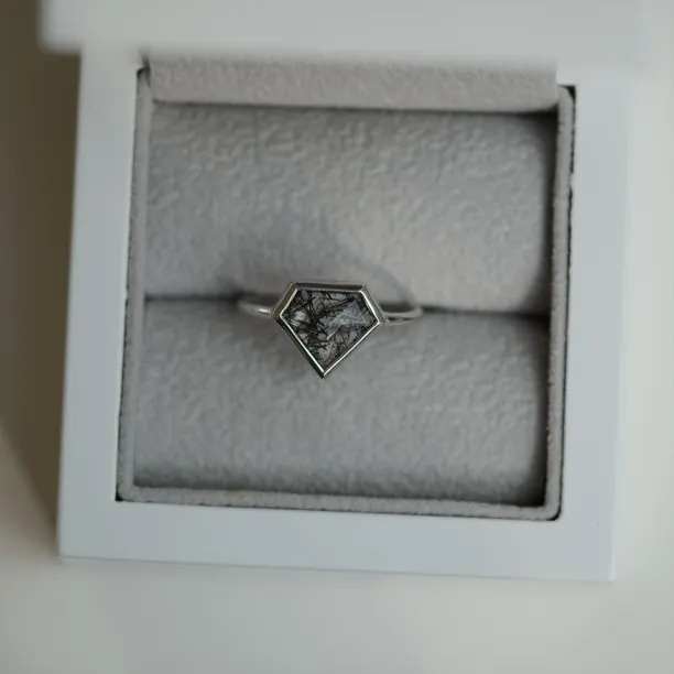 Zlatý minimalistický prsten s rutil quartzem ALMONTE Image