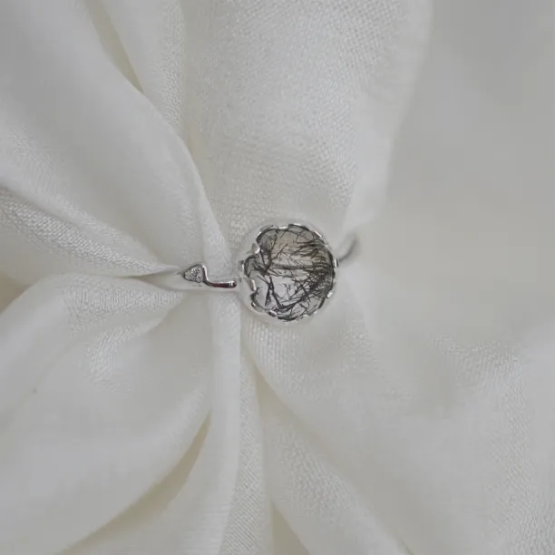 Zlatý minimalistický prsten s rutil quartzem a diamanty HELLIN Image