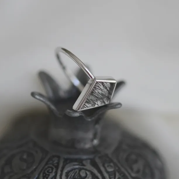 Zlatý minimalistický prsten s rutil quartzem LORA Image