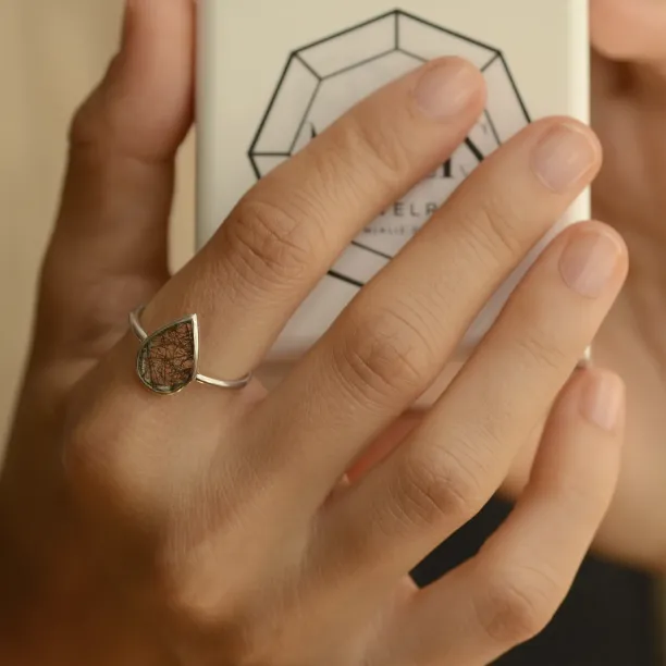 Zlatý minimalistický prsten s rutil quartzem UBEDA Image