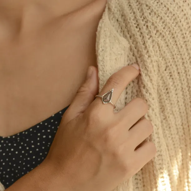 Zlatý minimalistický prsten s rutil quartzem BUNO Image