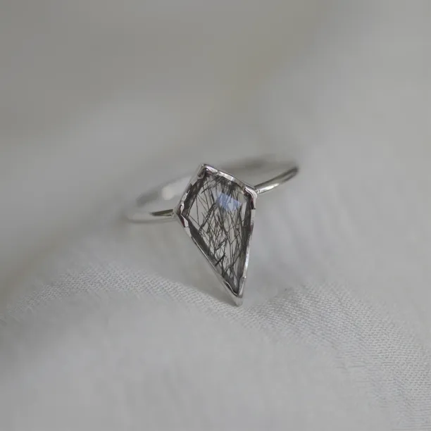 Zlatý minimalistický prsten s rutil quartzem BUNO Image