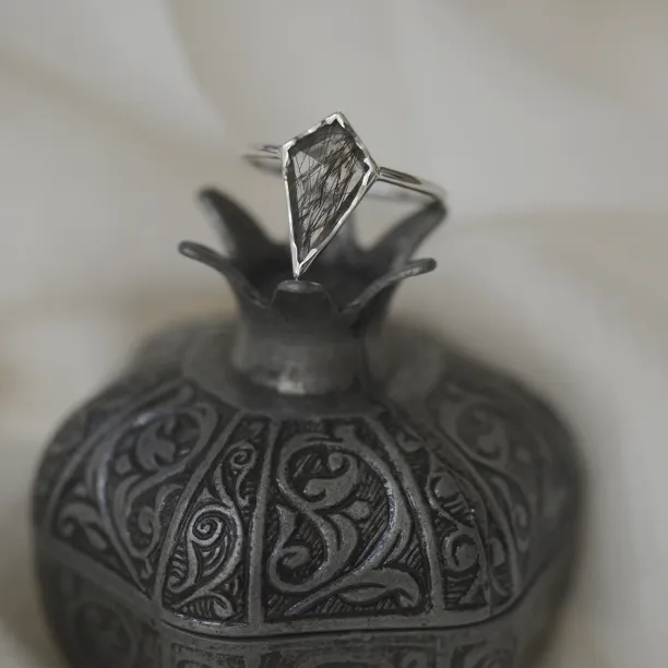 Zlatý minimalistický prsten s rutil quartzem BUNO Image