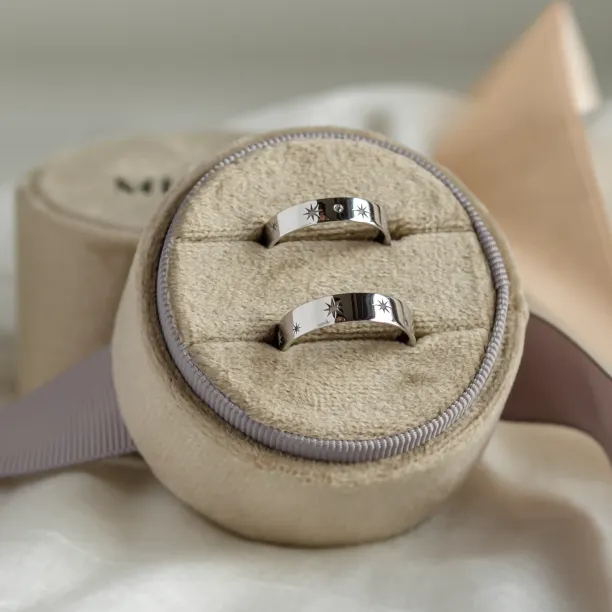 Zlaté snubní prsteny s hvězdami a diamantem STAR Image