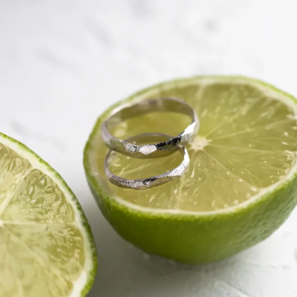 Minimalistické snubní prsteny s tepaným povrchem GOLI Image