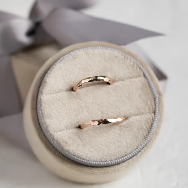 Minimalistické snubní prsteny s tepaným povrchem GOLI Image