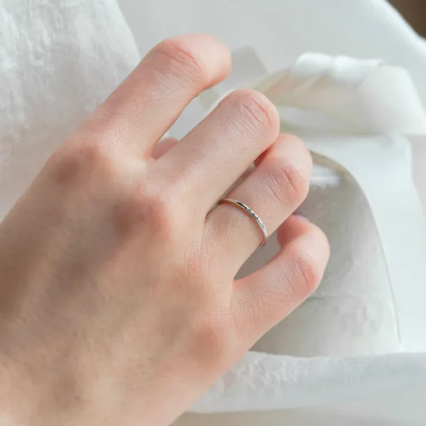 Zlatý minimalistický prsten s diamanty salt and pepper OLU Image