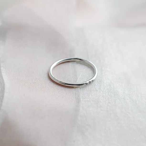 Zlatý minimalistický prsten s diamanty salt and pepper OLU Image