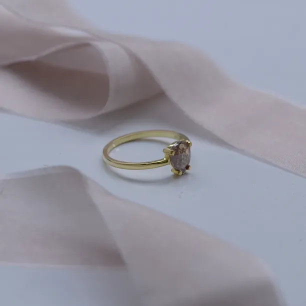 Zlatý prsten s diamantem salt and pepper ve tvaru kapky BERTA Image