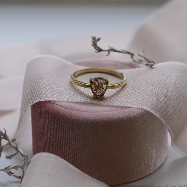 Zlatý prsten s diamantem salt and pepper ve tvaru kapky BERTA Image