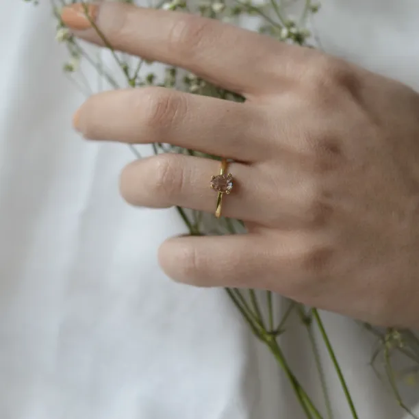 Zlatý prsten s diamantem salt and pepper ve tvaru kapky BERTA Image